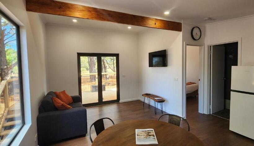 פנסיון Glossy Black Cabin