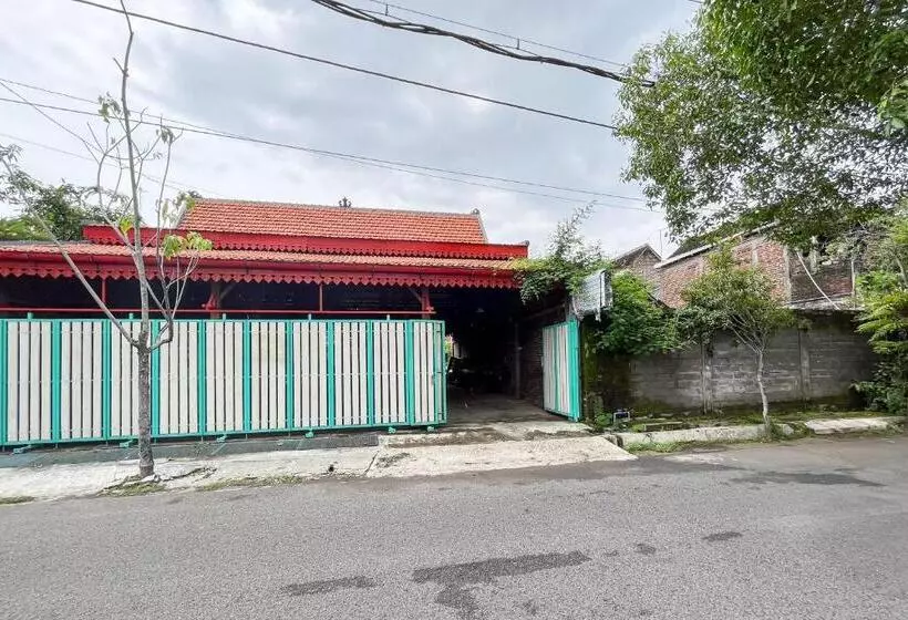 Hotelli Reddoorz Syariah Near Rs Bhayangkara Nganjuk