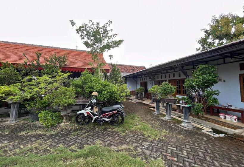 Hotel Reddoorz Syariah Near Rs Bhayangkara Nganjuk