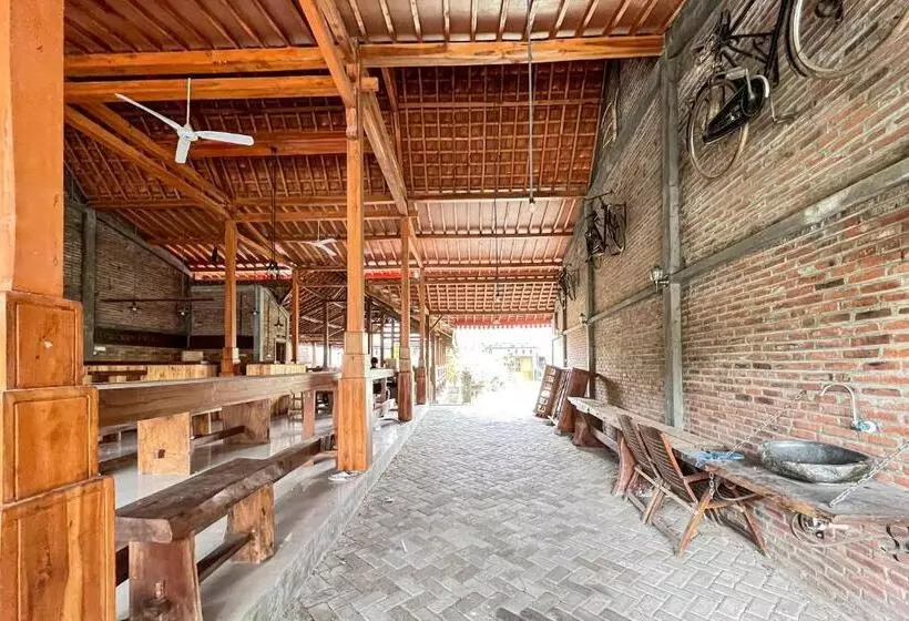 Hotelli Reddoorz Syariah Near Rs Bhayangkara Nganjuk