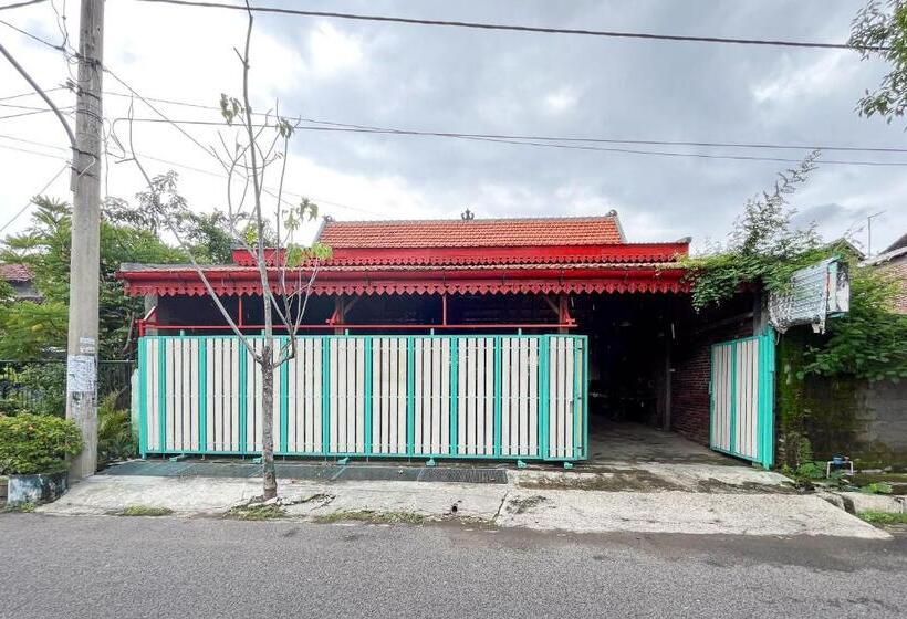 Hotel Reddoorz Syariah Near Rs Bhayangkara Nganjuk