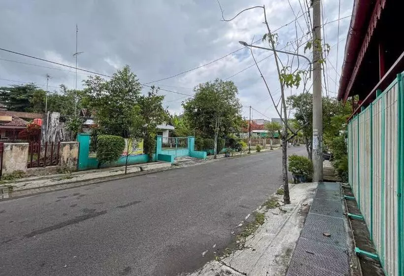 Hotelli Reddoorz Syariah Near Rs Bhayangkara Nganjuk