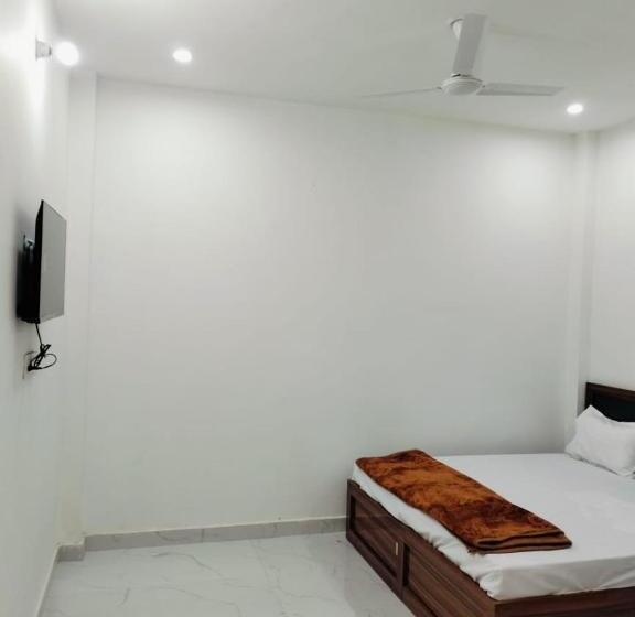 펜션 Banke Bihari Guest Inn