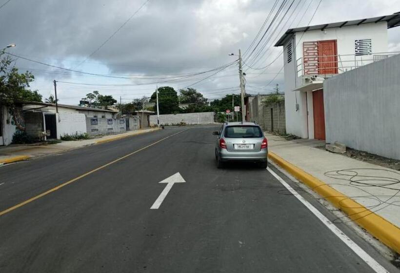 Pension Hostal Salinas House