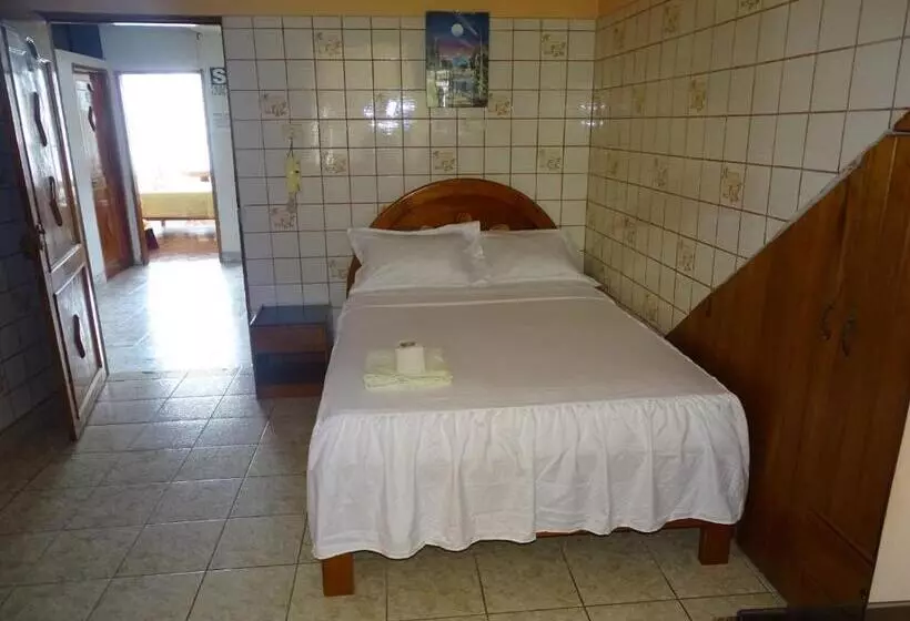 ホテル Hostal Ucayali