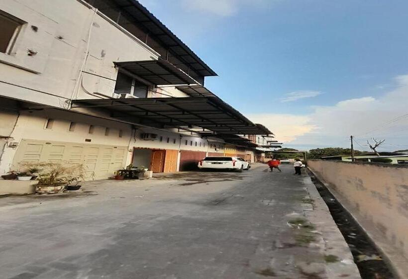 Hotel Spot On 93782 Hasibuan Homestay Syariah