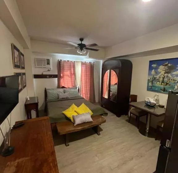 Vinatge Modern Studio Condo Unit W/ Balcony