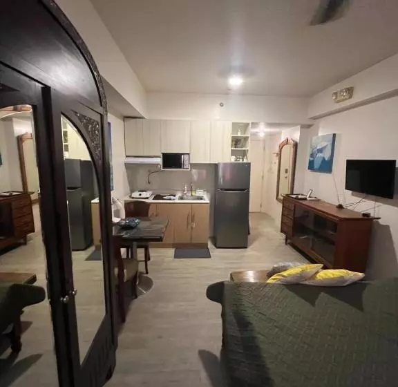 Vinatge Modern Studio Condo Unit W/ Balcony