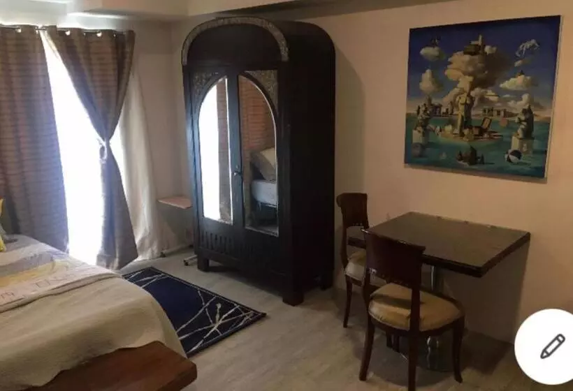 Vinatge Modern Studio Condo Unit W/ Balcony