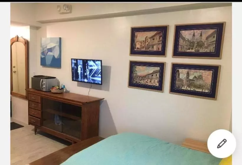 Vinatge Modern Studio Condo Unit W/ Balcony