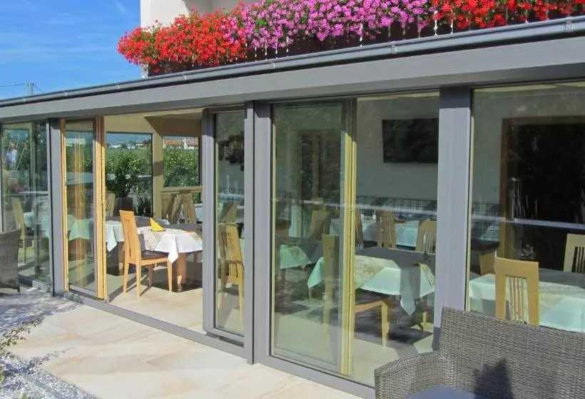 Aamiaismajoitus (B&B) Pension Tannenhof