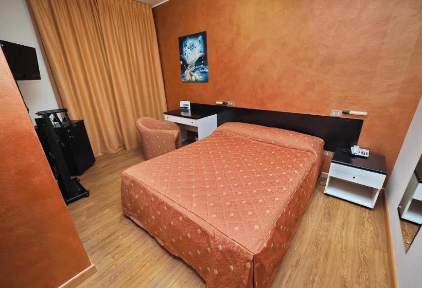 Отель Versailles