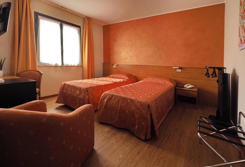 Отель Versailles