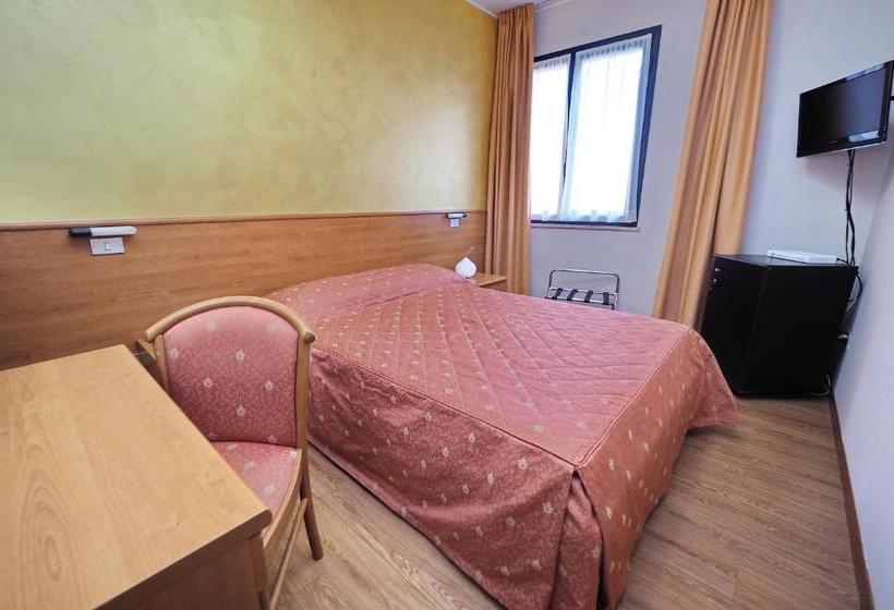 Отель Versailles