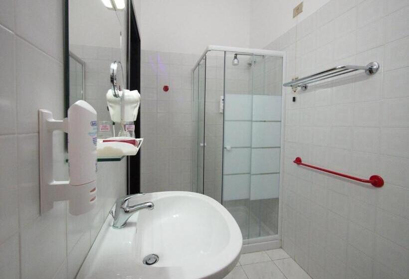 Отель Versailles