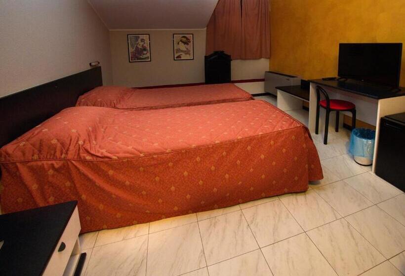 Отель Versailles