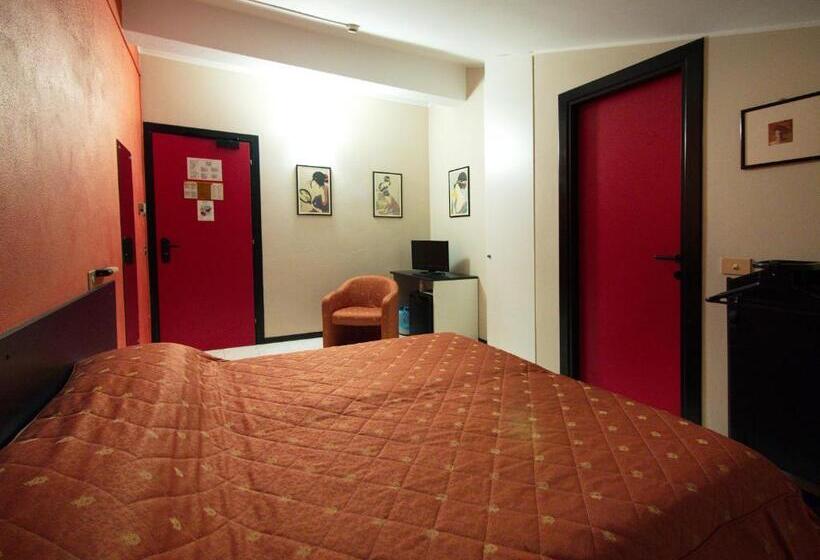 Отель Versailles