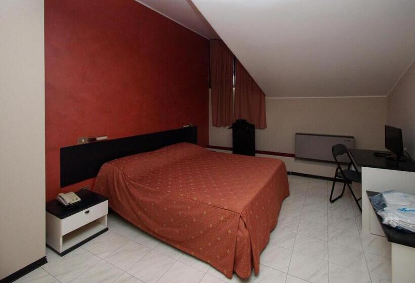 Отель Versailles