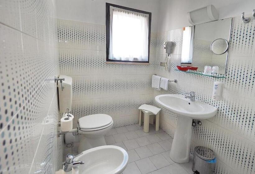 Отель Versailles