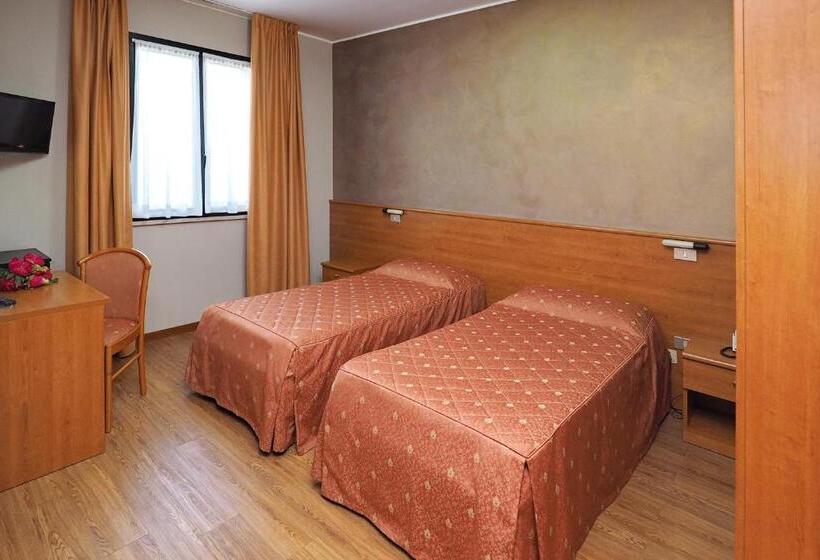 Отель Versailles