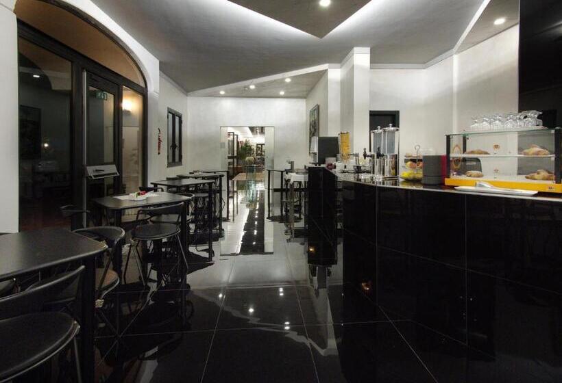 Отель Versailles