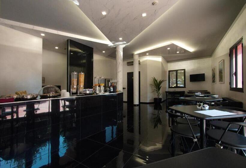 Отель Versailles