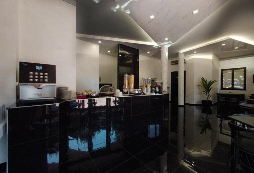 Отель Versailles