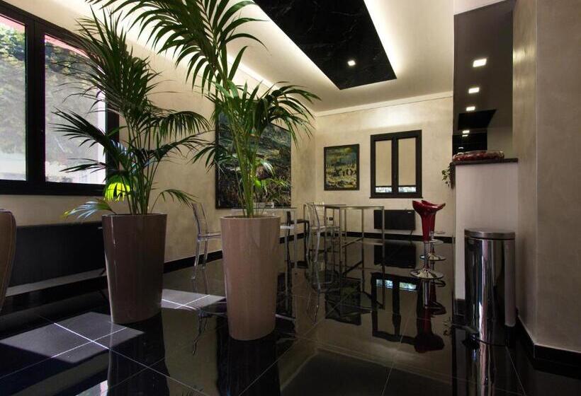 Отель Versailles