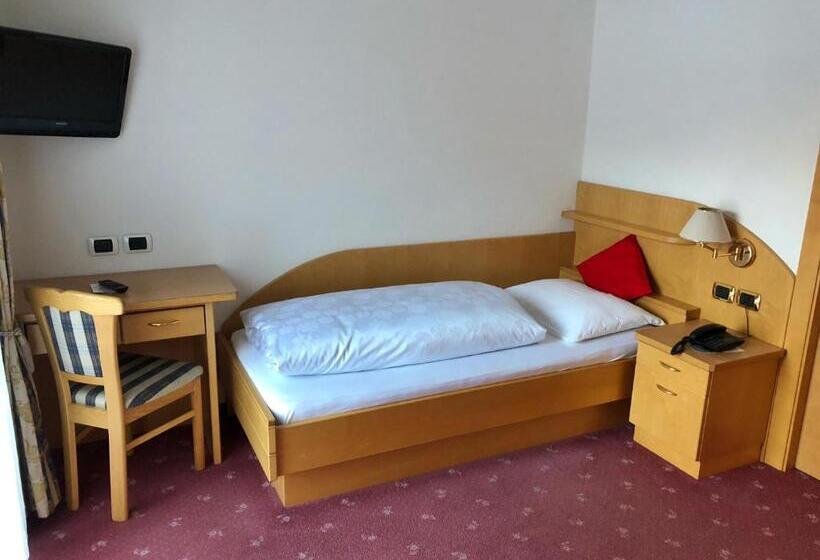 ホテル Zur Brücke   Your Home In Heart Of South Tyrol, With Brixencard And Free Parking