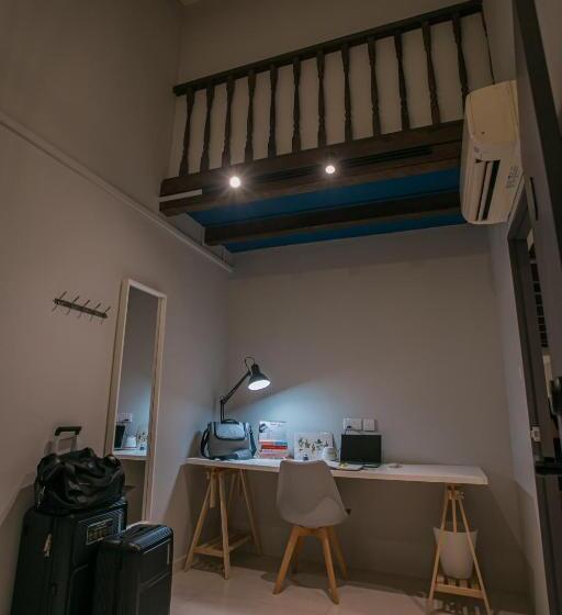 هاستل Bluewaters Collab Quarters