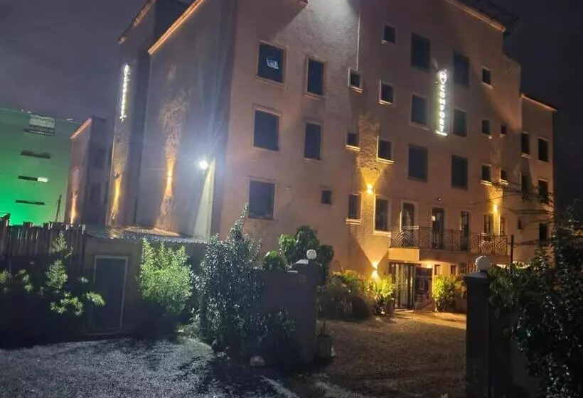 هتل Comfort E Suites