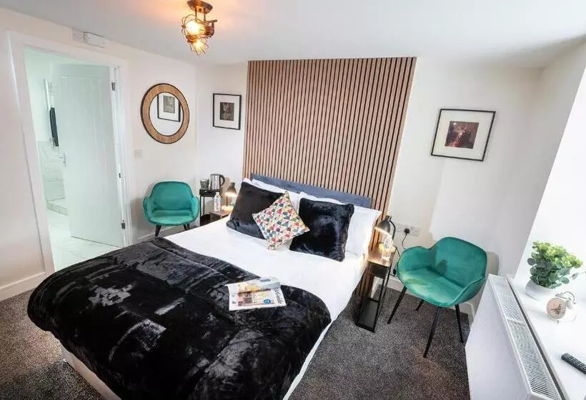 Majatalo Kings Arms Suites   Luxury Double   Freestanding Bath   Self Check In