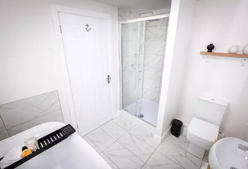 Majatalo Kings Arms Suites   Luxury Double   Freestanding Bath   Self Check In