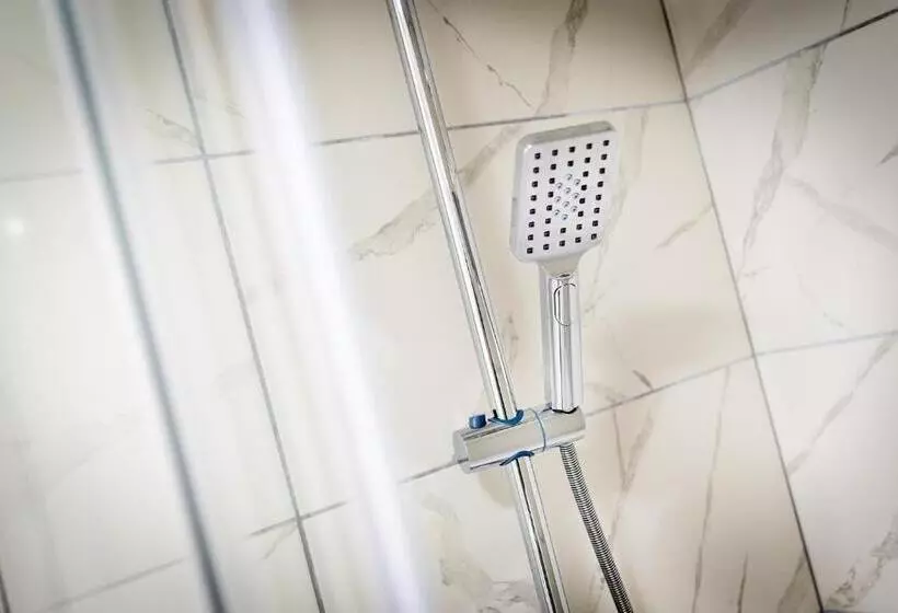 Majatalo Kings Arms Suites   Luxury Double   Freestanding Bath   Self Check In