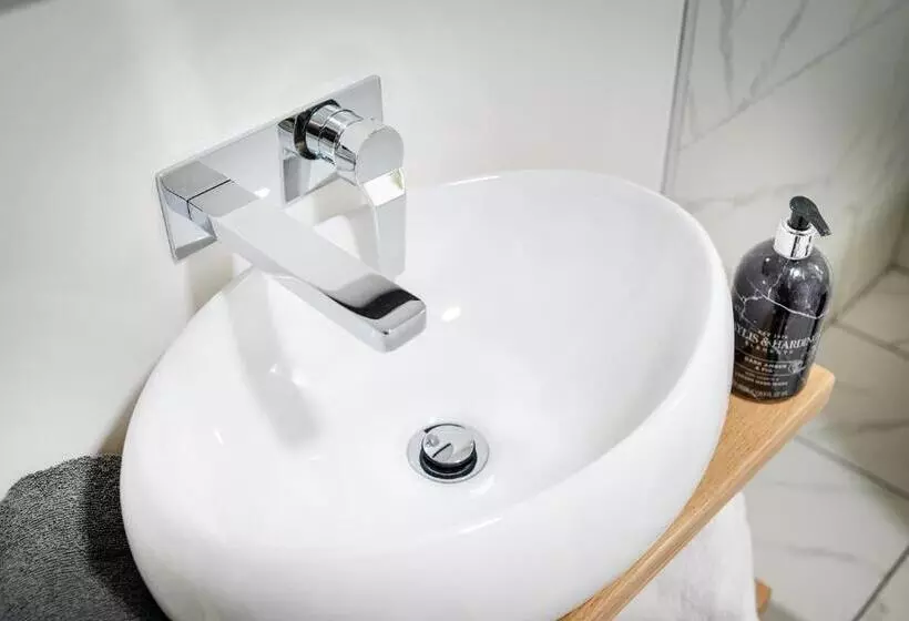 Majatalo Kings Arms Suites   Luxury Double   Freestanding Bath   Self Check In