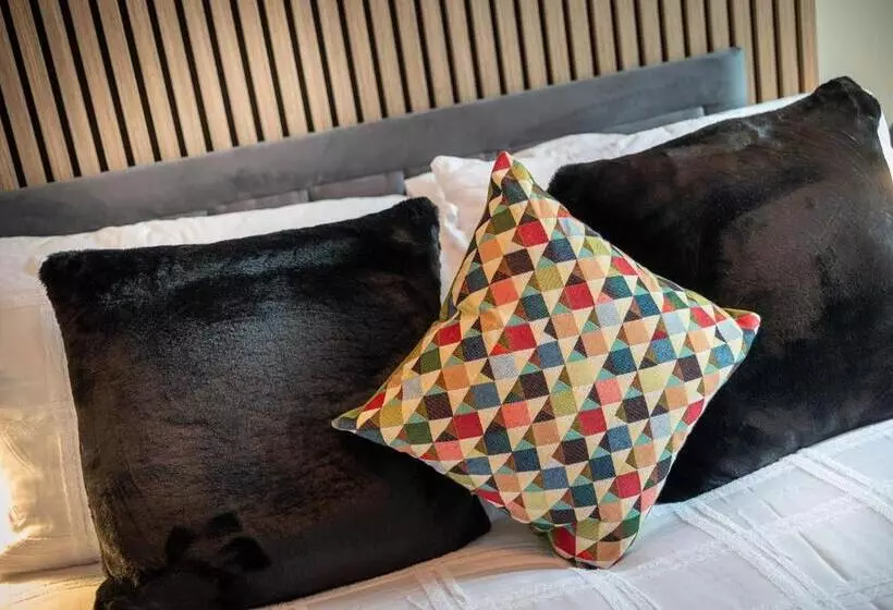 Majatalo Kings Arms Suites   Luxury Double   Freestanding Bath   Self Check In