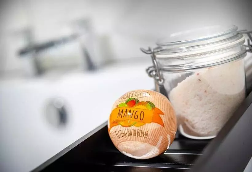 Majatalo Kings Arms Suites   Luxury Double   Freestanding Bath   Self Check In