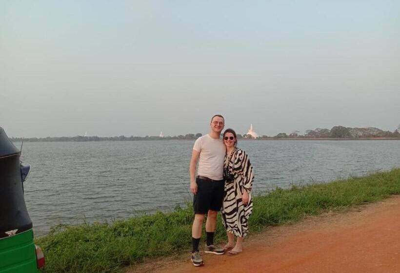 ホテル Lucky Holiday And Restaurant