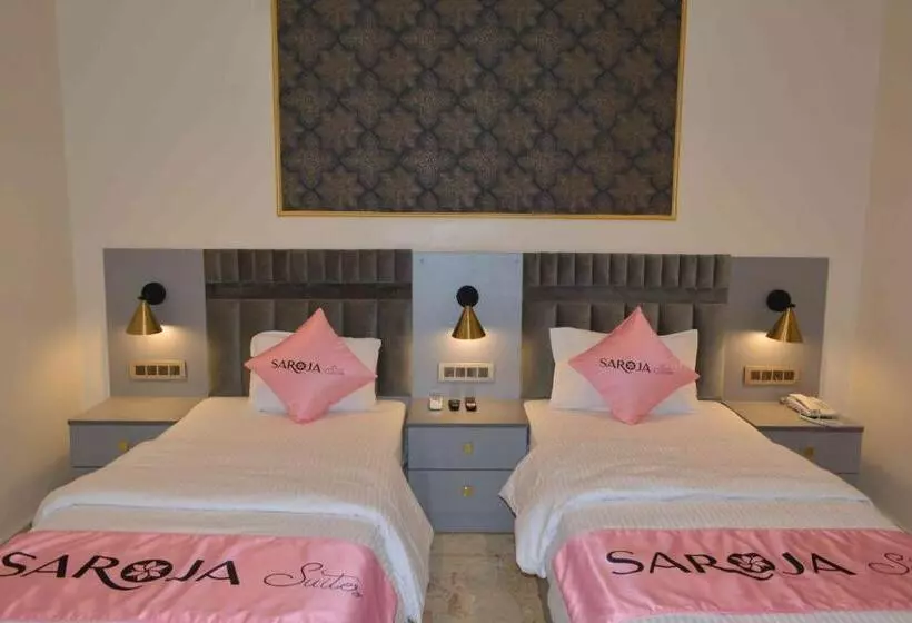 ホテル Saroja Suites