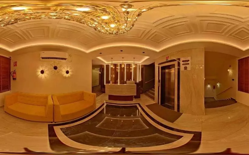 ホテル Saroja Suites