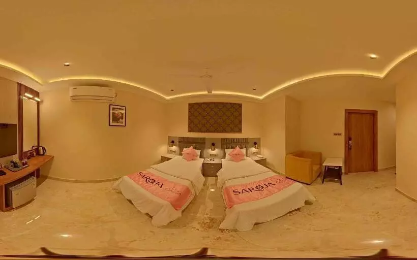 ホテル Saroja Suites
