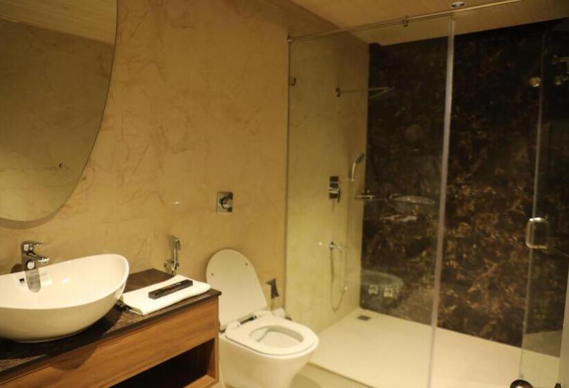 هتل Saroja Suites