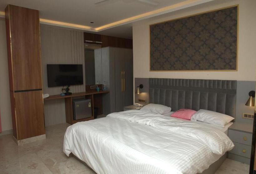 هتل Saroja Suites