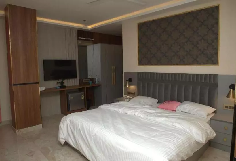 ホテル Saroja Suites