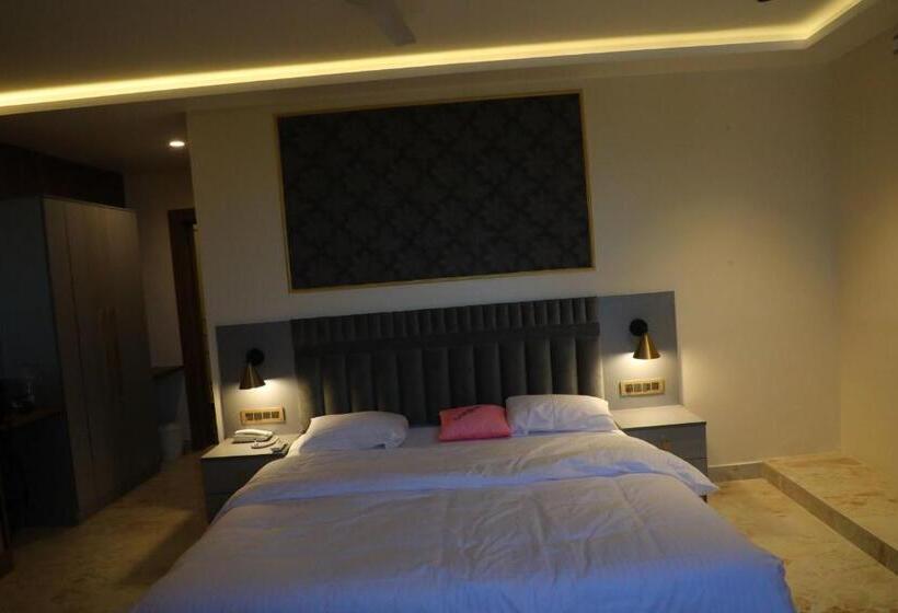 هتل Saroja Suites