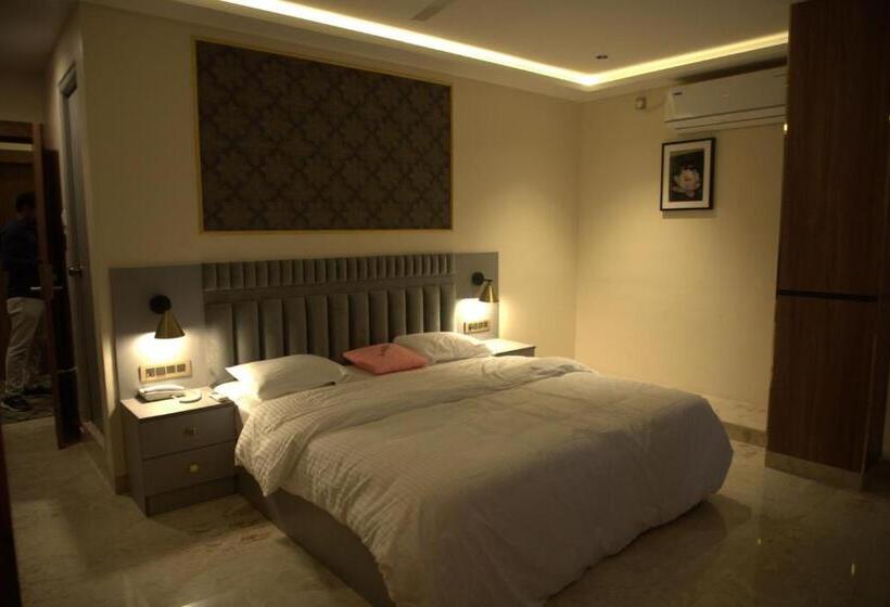 هتل Saroja Suites