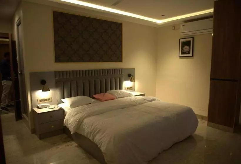 ホテル Saroja Suites