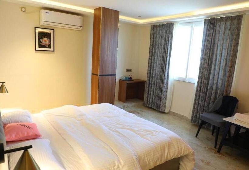 هتل Saroja Suites