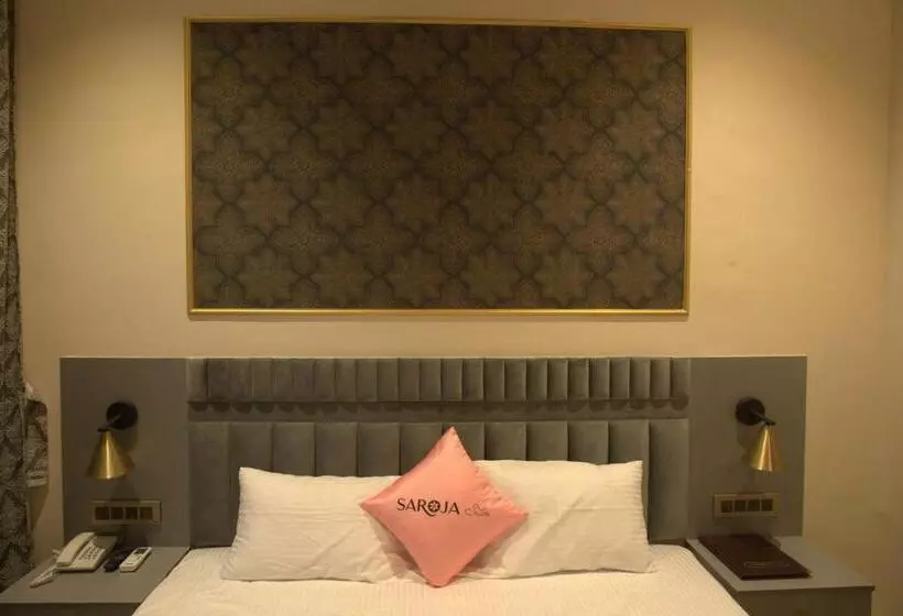 ホテル Saroja Suites