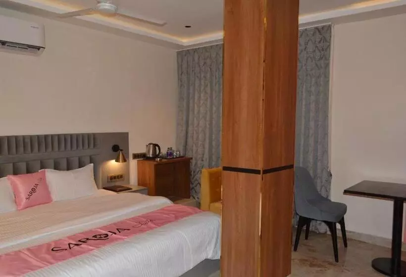 ホテル Saroja Suites